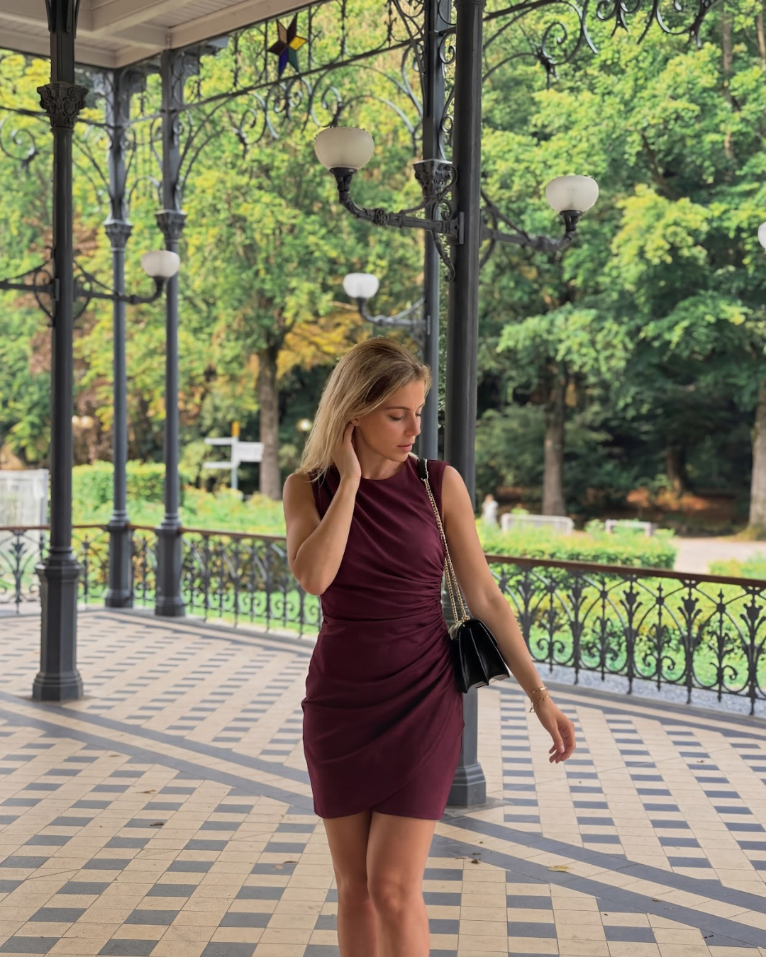 ELEGANTE GEDRAPEERDE JURK