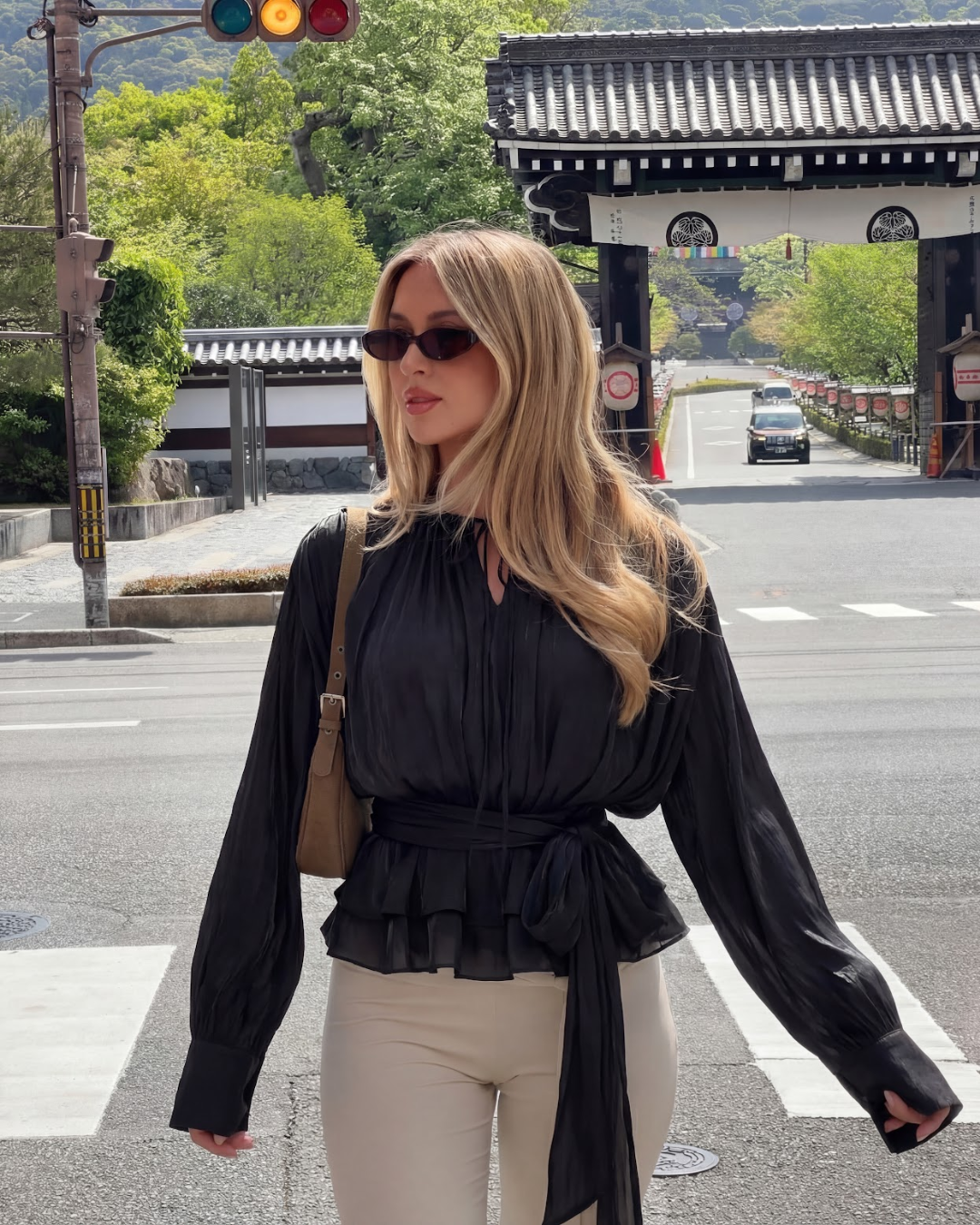 ELEGANTE JURK MET STRIK EN RIEM