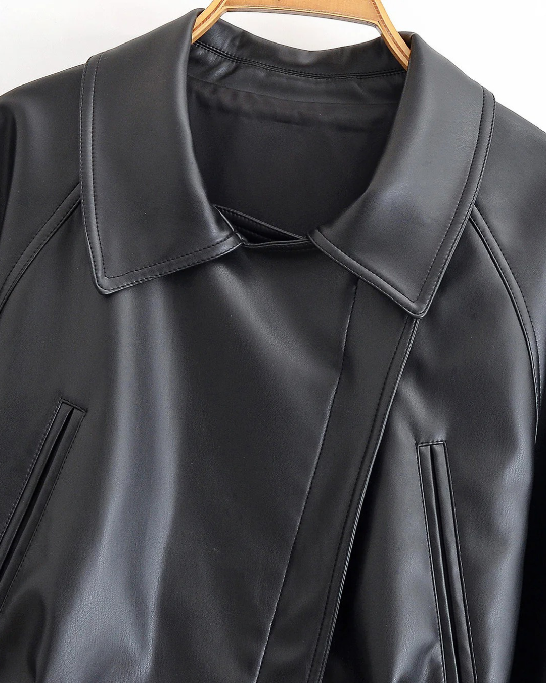 KORTE LEREN TRENCHCOAT - ZWART