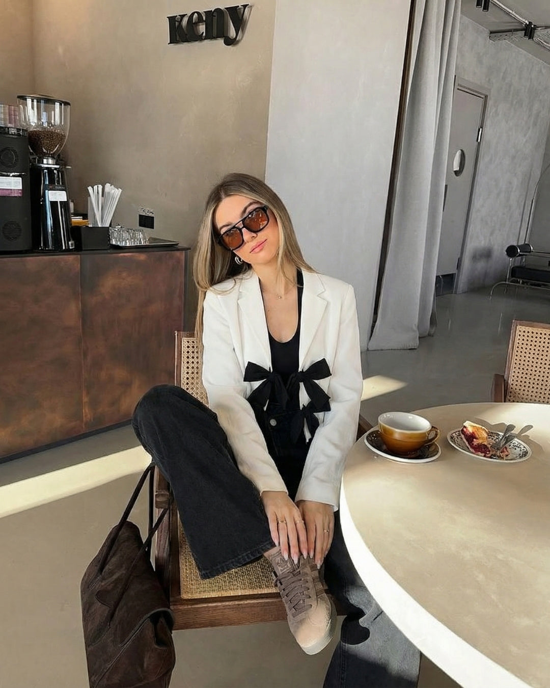 ELEGANTE CROP BLAZER MET STRIKDETAIL - WIT