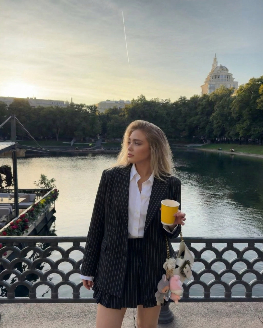 ELEGANTE GESTREEPTE BLAZER MET RUFFLE - ZWART