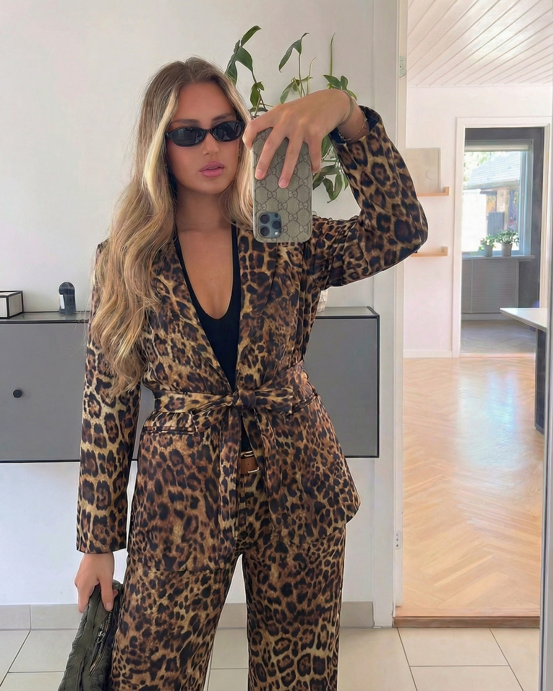 ELEGANTE SET MET CEINTUUR - BRUIN