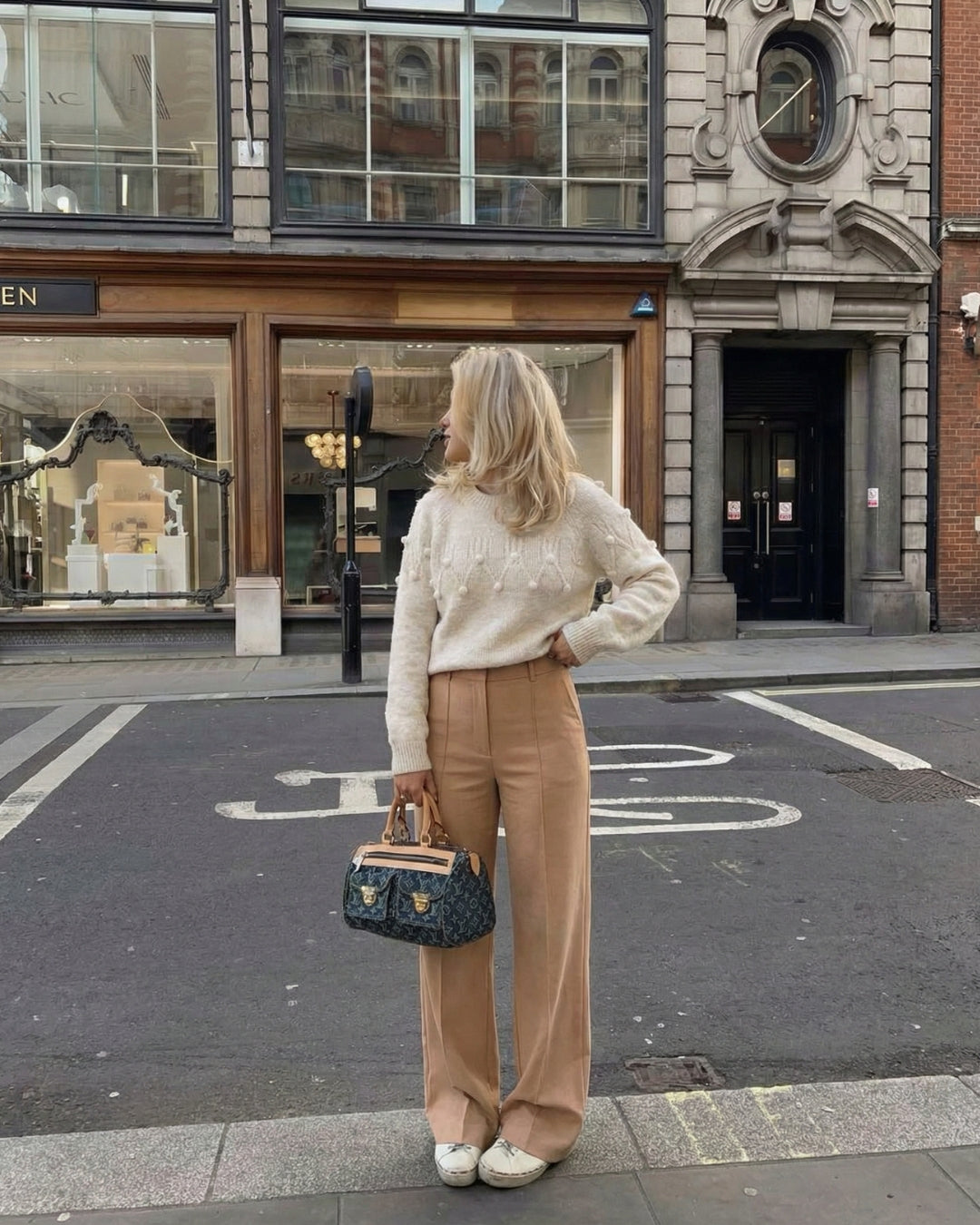 ELEGANTE SWEATER MET POMPONS