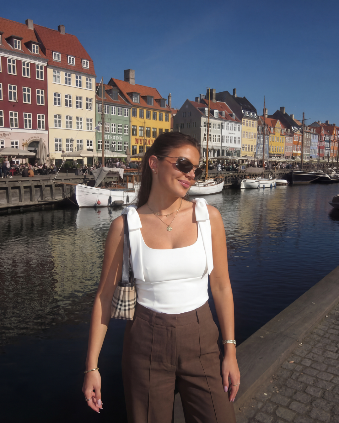 ROMANTISCHE TOP MET STRIKBANDJES