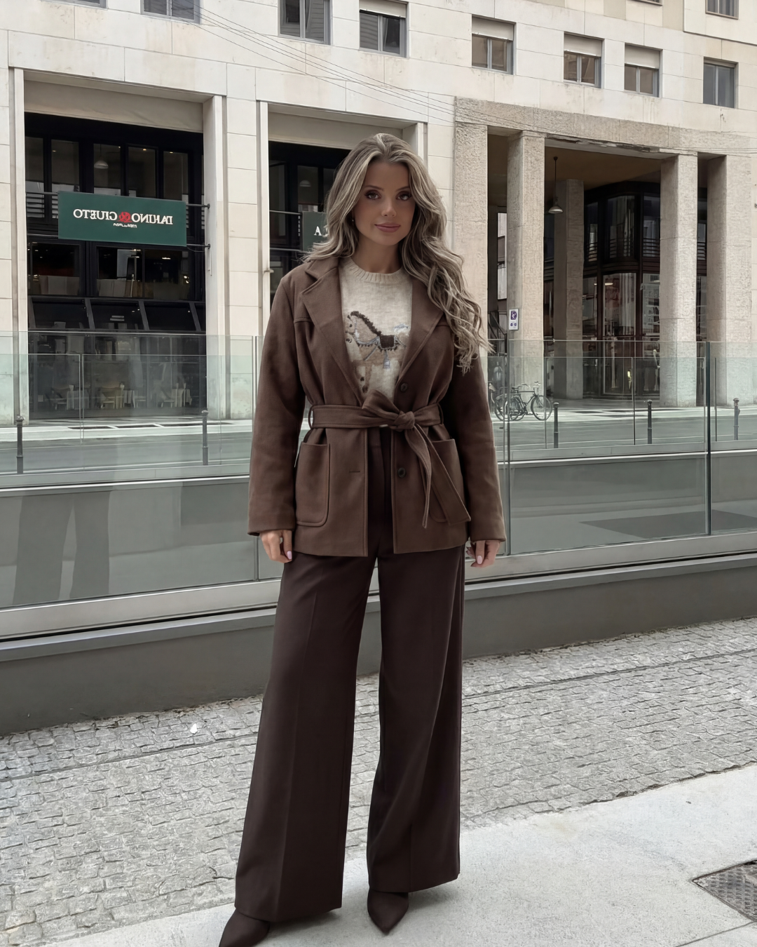 ELEGANTE SUEDE TRENCHCOAT - BRUIN