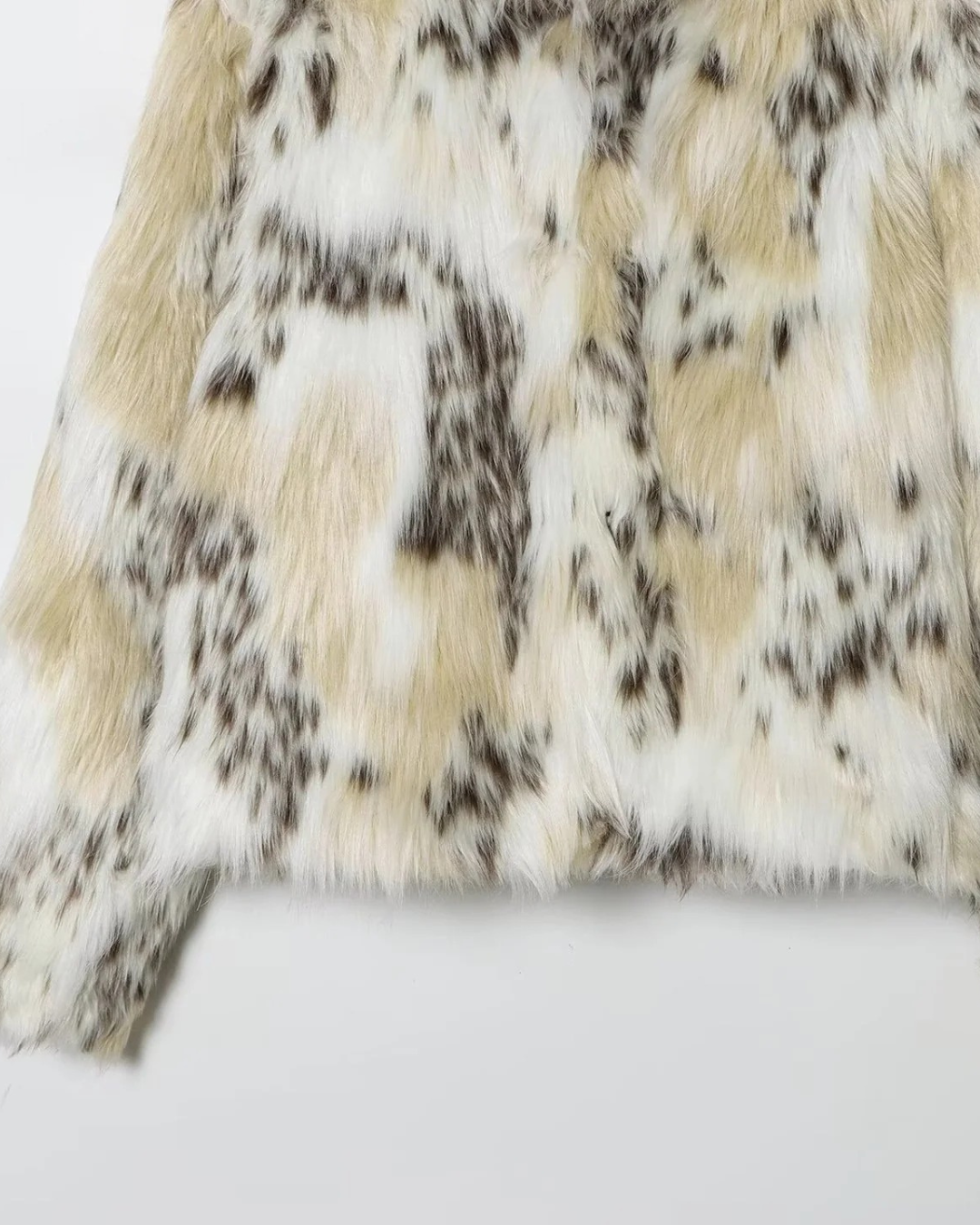 KORTE FAUX FUR JAS - GEVLEKT