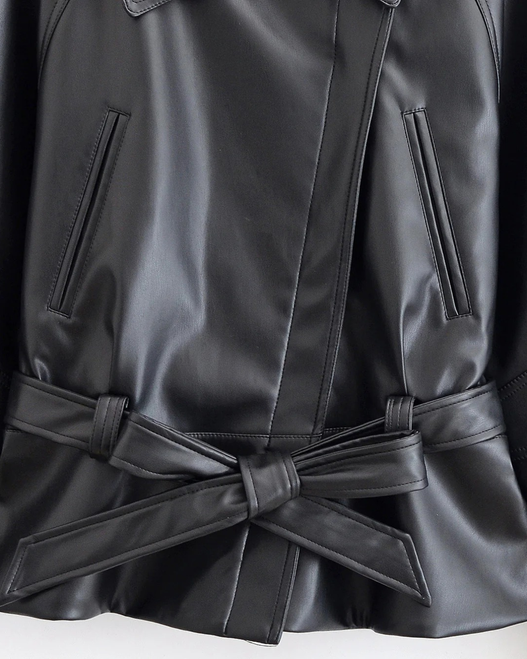 KORTE LEREN TRENCHCOAT - ZWART