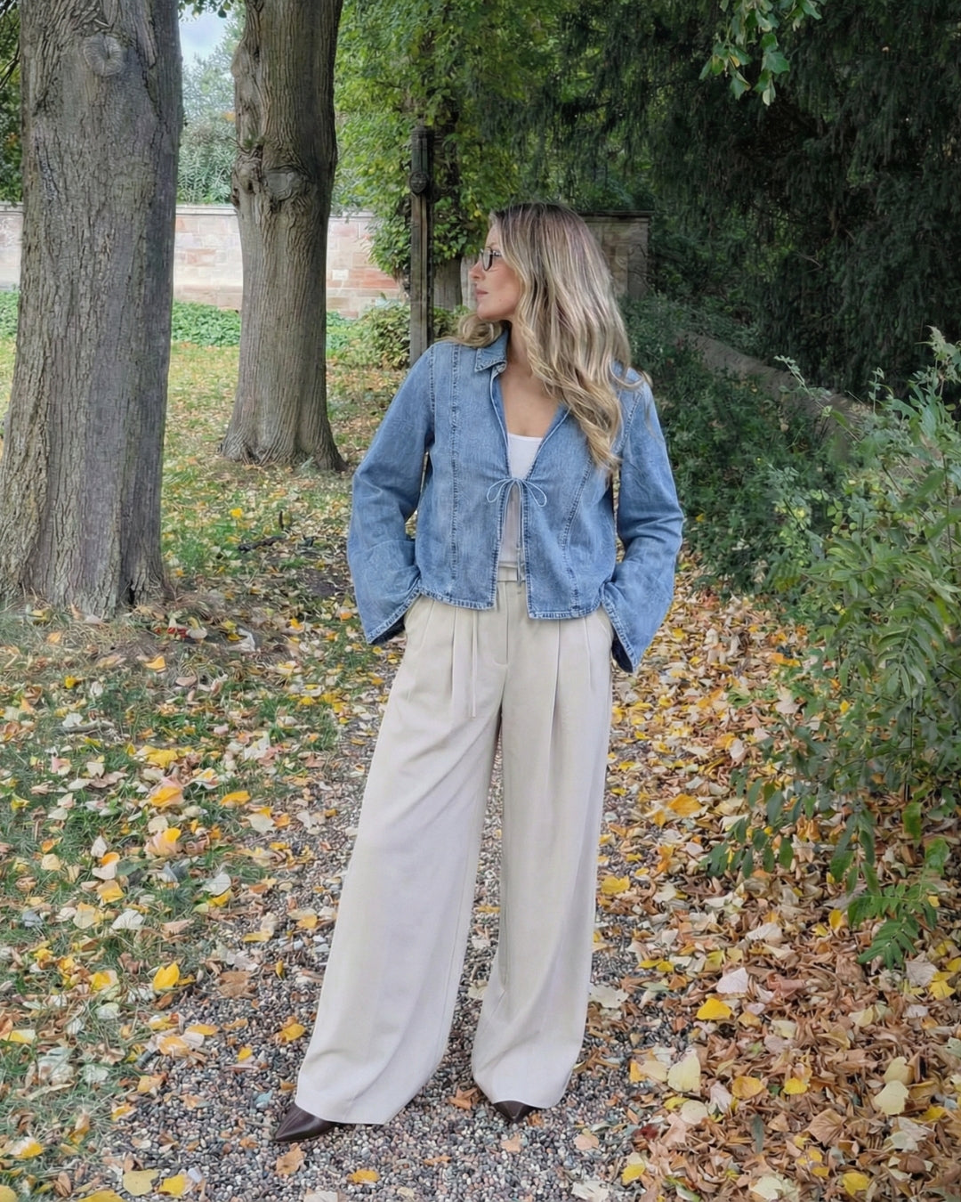 CHIQUE DENIM TOP MET STRIK - LICHTBLAUW